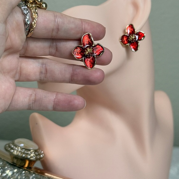 Elegant Red Floral Earrings - Picture 5 of 5